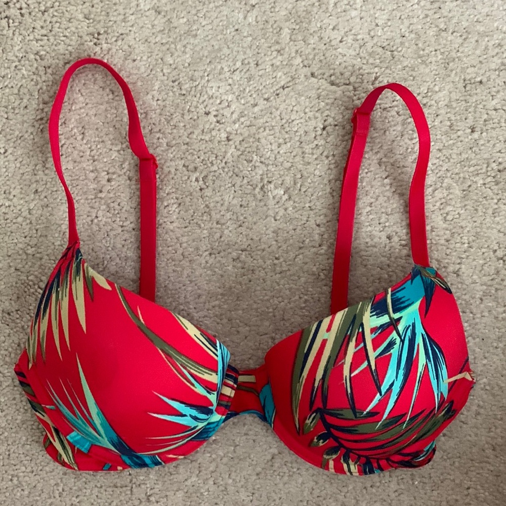 Pink by Victoria’s Secret Wear Everywhere Push-Up bra.